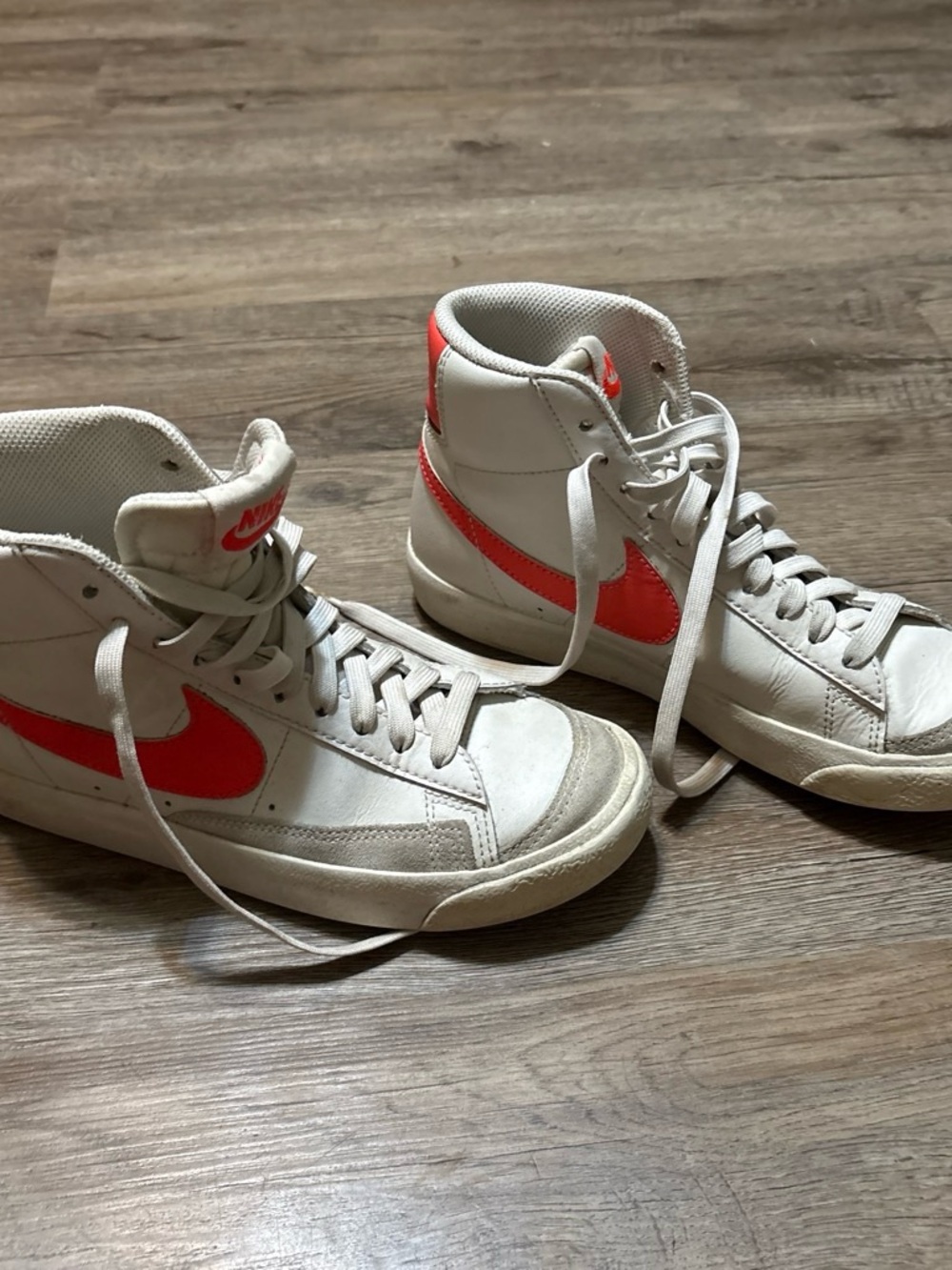 MESSAGE BEFORE PURCHASING TO SEE IF ITS AVAILABLE 

Nike White High-Top Sneakers